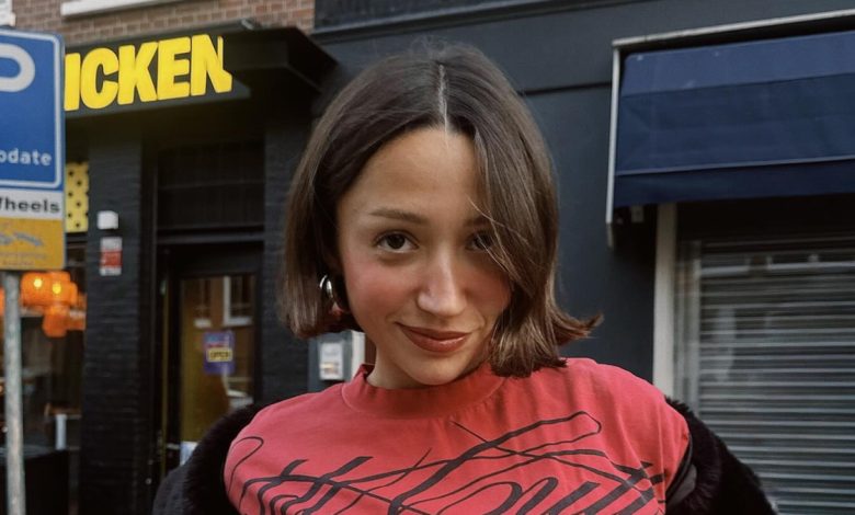 Zeynep Bastık konserde lazer tutan hayranına tepki gösteriyor